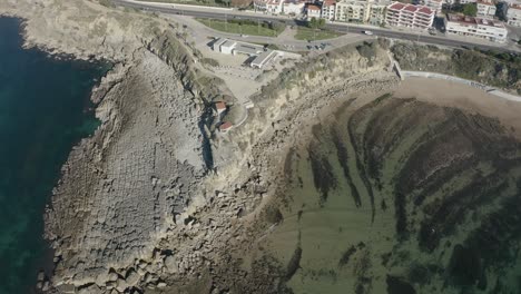 Gehen-Sie-Um-Den-Aussichtspunkt-über-Dem-Meer-Herum