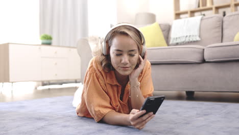 Asian-woman-with-headphones