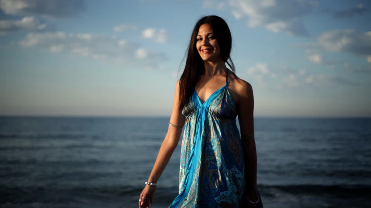 bailarina del vientre en la playa 13