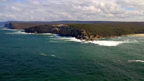 Acantilados-Costeros-Y-Vegetación-Exuberante-Cerca-De-La-Playa-De-Wattamolla-En-El-Parque-Nacional-Real,-Australia---Toma-Aérea