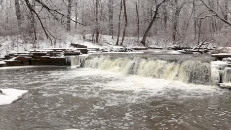 Ein-Langsamer-Zoom-In-Einen-Kleinen-Flusswasserfall,-Wie-Man-Ihn-In-Der-Natur-Findet