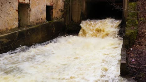 Kraftvoller-Strom-Verlassener-Mühlengebäude,-Bewegungsansicht