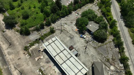 revelación aérea de una instalación militar abandonada en nueva orleans con la ciudad de nueva orleans al fondo