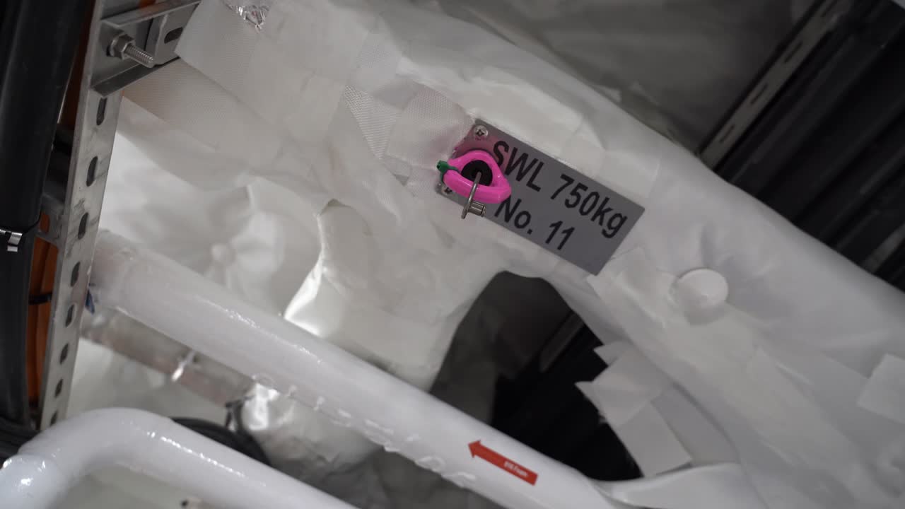 punto de elevación en el techo de la sala de máquinas de los barcos - argolla de elevación de acero marcada con un código de color y capacidad de elevación máxima de 750 kilogramos - tiro de enfoque