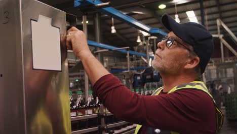 máquina de control de trabajadores junto a la línea de producción