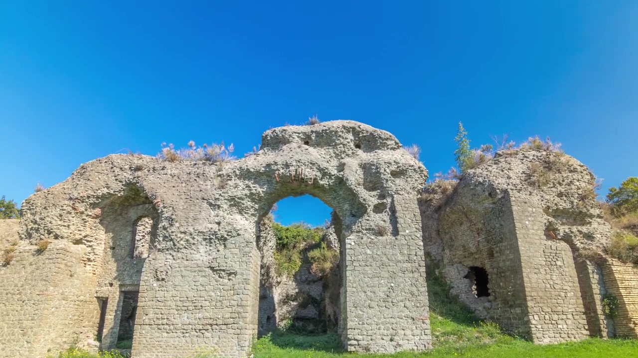 Anfiteatro Severiano Timelapse Hyperlapse ad Albano Laziale, Italia. Una vista ipnotizzante di erba verde e cieli azzurri, dove la storia incontra la tela della natura