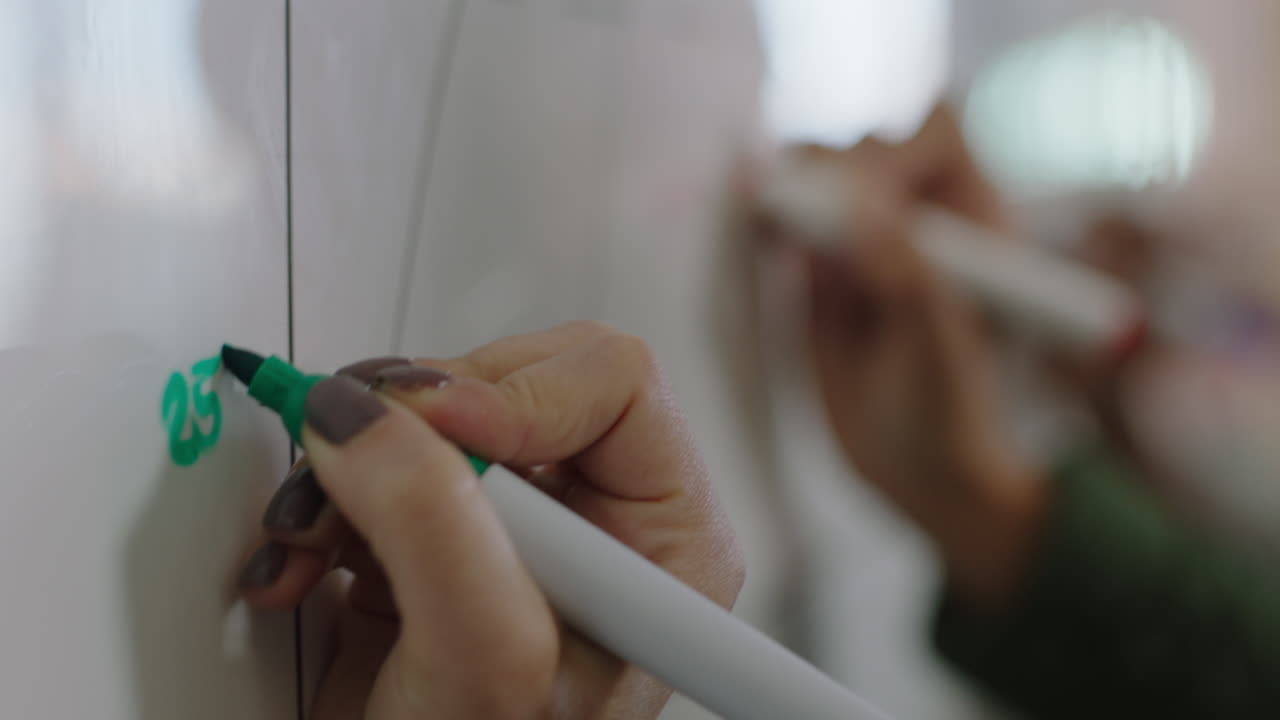 mano a mano equipo de negocios diverso lluvia de ideas escribiendo ideas creativas en pizarra colaborando en el proyecto de datos de investigación de mercado compartiendo información en una reunión de oficina multiétnica