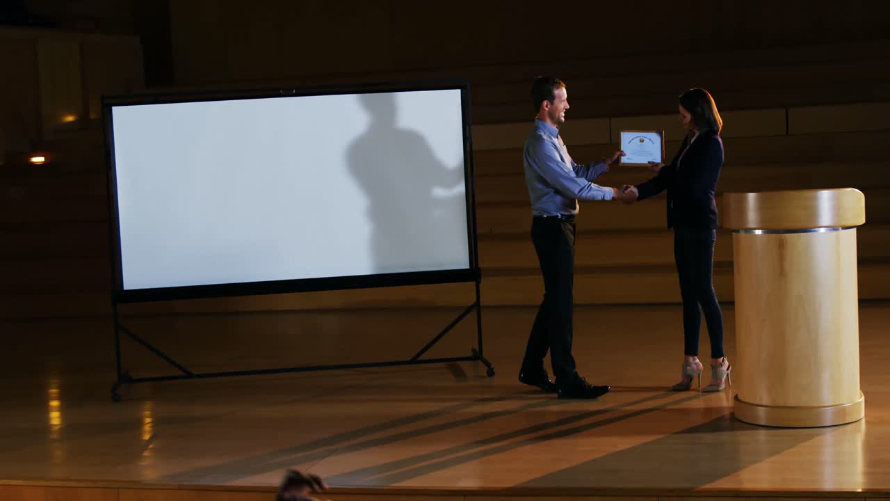 mujer ejecutiva de negocios que recibe un premio