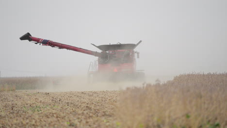 vista trasera de una cosechadora que trabaja en un campo de cereales en un día nublado