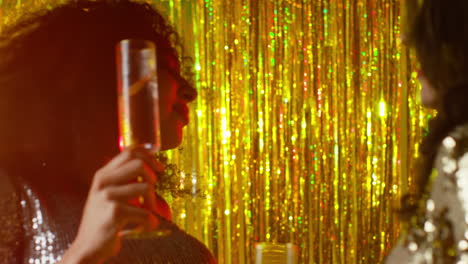 cerca de dos mujeres bailando en un bar de discoteca o discoteca bebiendo alcohol con luces brillantes 19