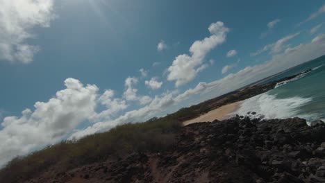 video de drone fpv rápido y bajo volando sobre la playa de rocas en maui hawaii