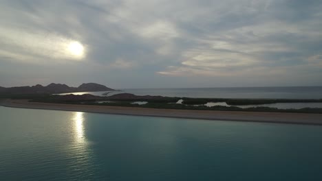 Toma-Aérea-De-Un-Yate-En-Una-Bahía-De-La-Isla-De-San-Jose-En-El-Mar-De-Cortez