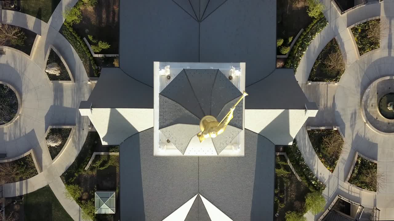 tomada aérea de un dron del templo de provo utah, el paisaje urbano y los terrenos