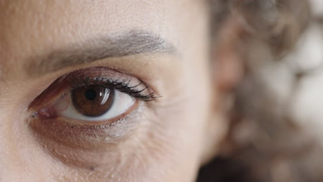 Cerrar-Mujer-De-Mediana-Edad-Abriendo-Los-Ojos-Mirando-A-La-Cámara-Arrugas-Femeninas