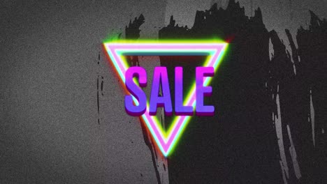 Animation-Von-Violettem-Retro-Sale-Text-über-Neondreieck-Auf-Grauem-Hintergrund-In-Distressed-Optik