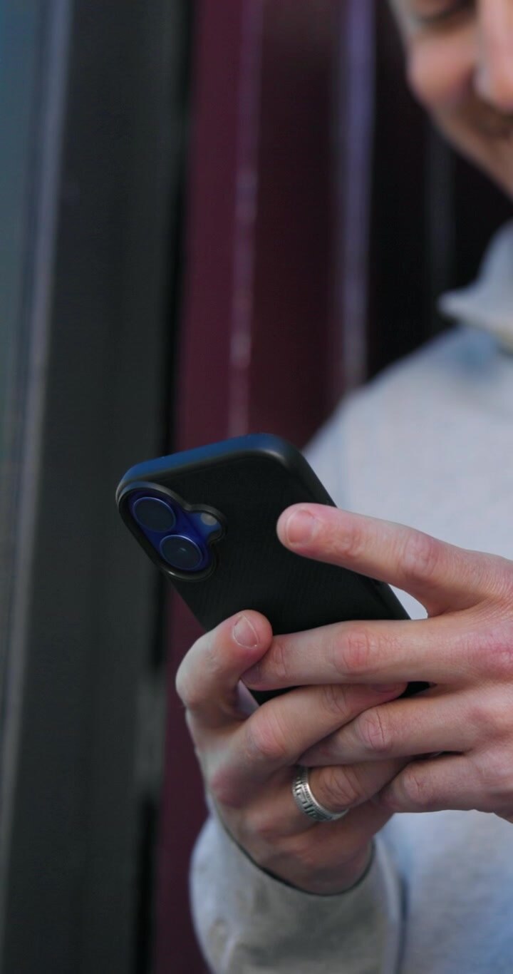 Giovane che usa lo smartphone all'aperto