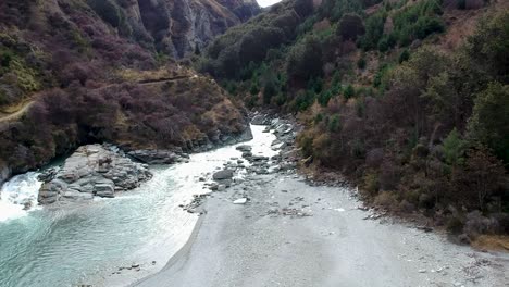 toma aérea de vuelo bajo del cañón skippers y el río shotover en queenstown, central otago, nueva zelanda