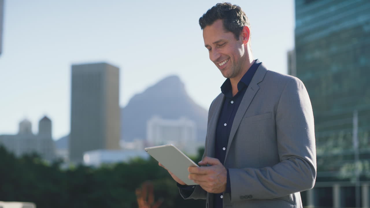 un apuesto joven hombre de negocios de pie solo