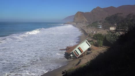 una casa a lo largo de la costa de malibu se derrumba en el mar después de una gran marejada ciclónica 5