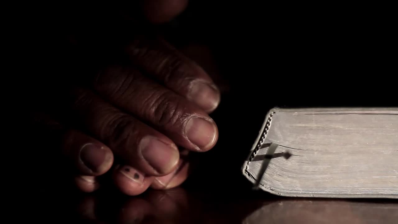 사람들 스톡 푸티지와 흰색 배경으로 성경에 손을 얹고 신에게 기도