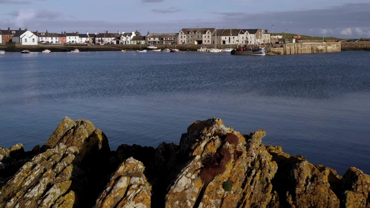 Uma vista da pequena vila escocesa de Isle of Whithorn em Dumfries e Galloway com pequenos barcos ancorados no porto.