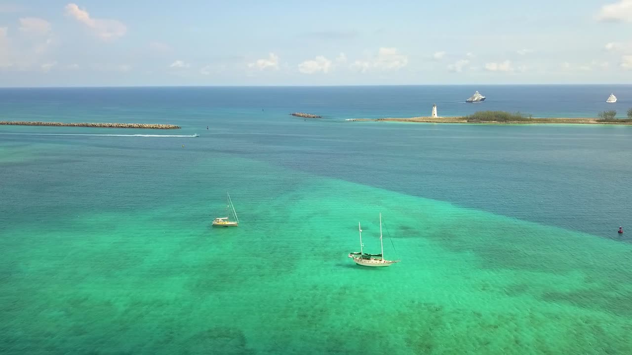 vista aérea con vistas a los veleros en la costa de nassau, bahamas - panorámica, toma de drones
