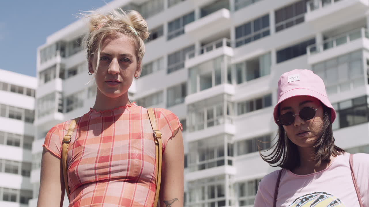 la moda de los 90 es nuestra moda favorita.