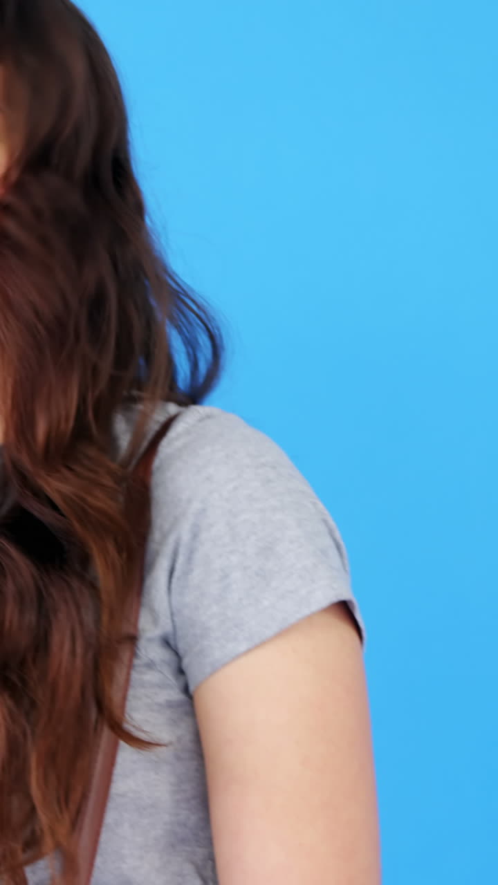 hermosa mujer con bolsa de mano posando sobre fondo azul