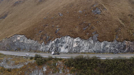 Truck-Crossing-El-Cacas-Nationalpark-In-Den-Ecuadorianischen-Anden-4000-M-Von-Cuenca-Nach-Guayaquil