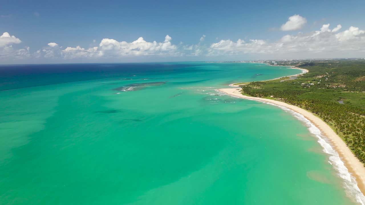 Video drone della spiaggia di Ipioca ad Alagoas, Brasile
