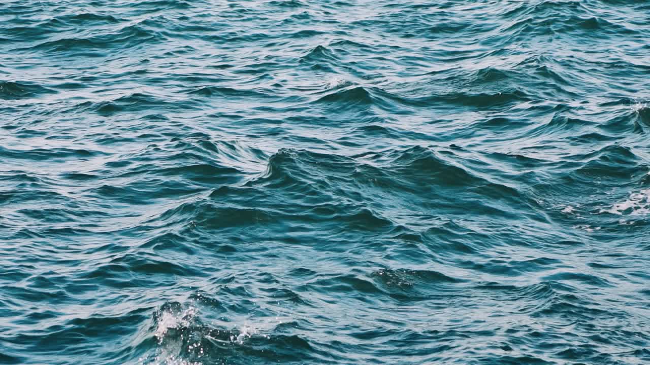 Surface de l'eau en mouvement. Gros plan de la surface agitée de l'eau bleue de l'océan.