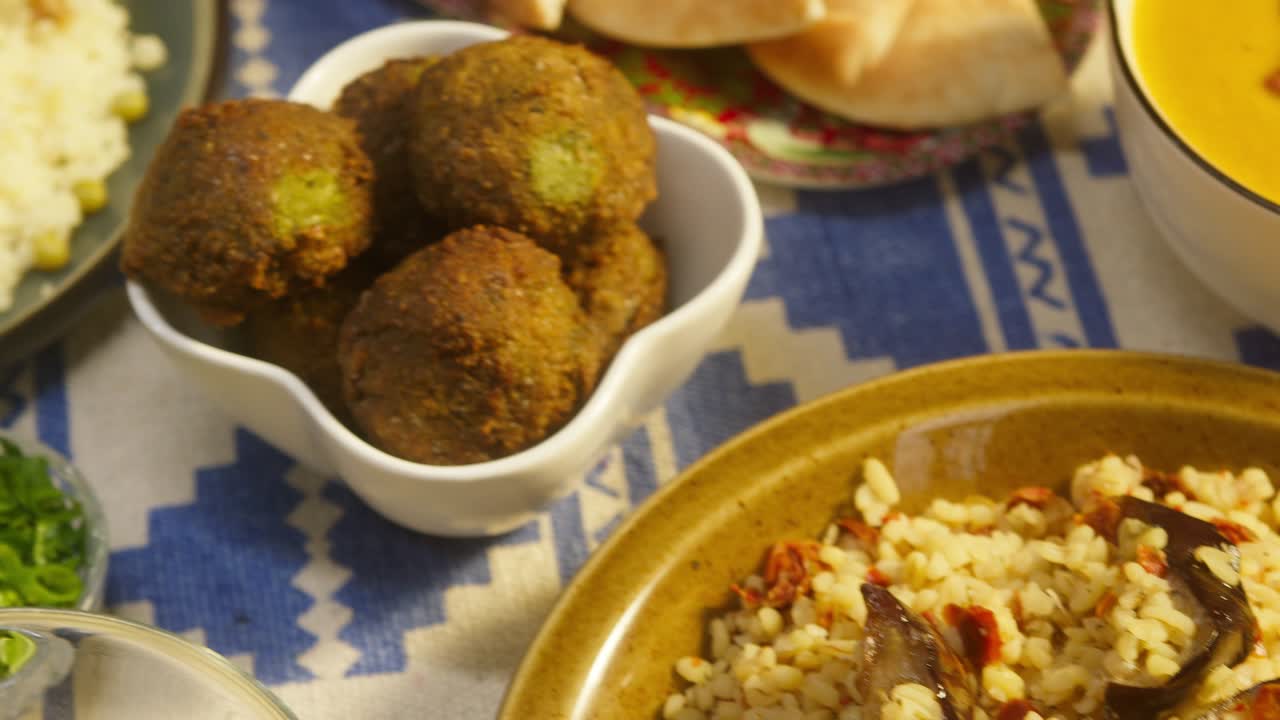 cocina árabe. bulgur con berenjena, falafel, sopa de frijoles en la mesa, cuscús con pollo. cultura tradicional de oriente medio. moutabal y ensalada de verduras en cuencos, pita. arroz delicioso con carne