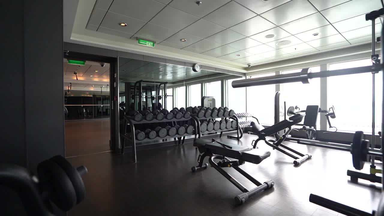 оборудование в тренажерном зале в круизе гантели и скамья