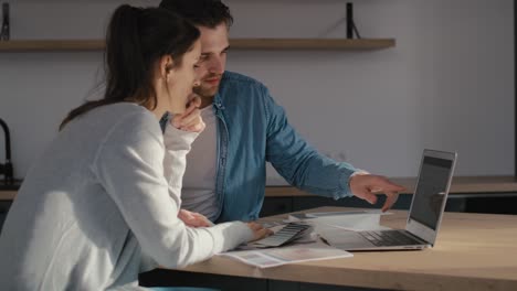 una pareja caucásica creativa en su nueva casa.