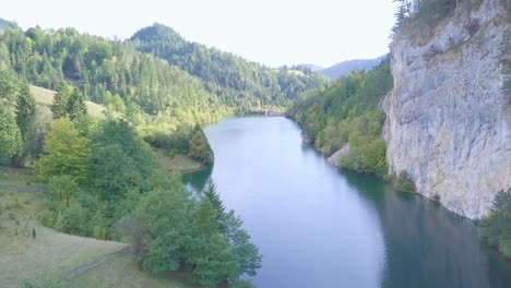 Hermosa-Toma-Ascendente-De-4k-Del-Lago-Zaovine-Y-La-Montaña-Tara,-Serbia