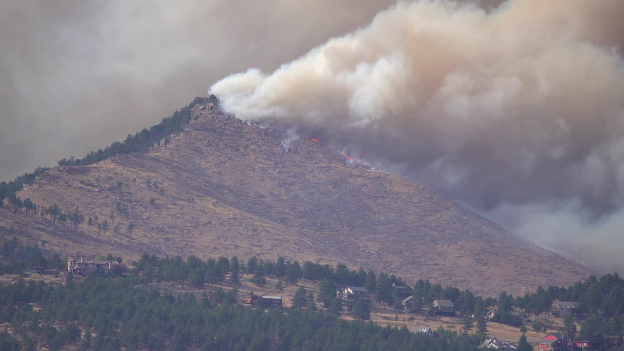fuego de calwood ardiendo en la cordillera frontal del norte de colorado