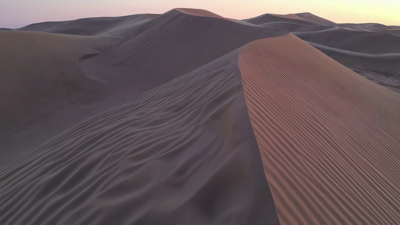 dunas de arena del desierto al amanecer o al atardecer