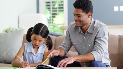 Padre-Ayudando-A-Su-Hija-Con-Su-Proyecto-Escolar