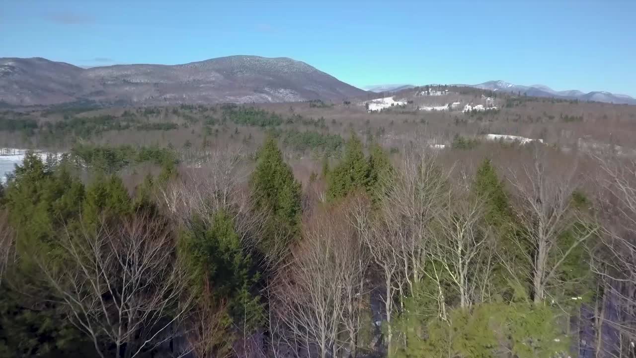 일어나 오른쪽으로 이동하여 뉴햄프셔의 이스라엘 산과 하얀 산을 보여줍니다.