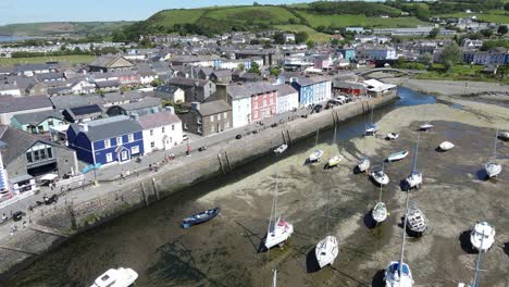 muelle aberaeron gales ciudad costera y puerto imágenes aéreas 4k