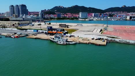 Luftaufnahme-Der-Stadt-Weihai-In-Der-Chinesischen-Provinz-Shandong,-Drohnen-Umlaufbahn-Um-Den-Hafen-Am-Gelben-Meer