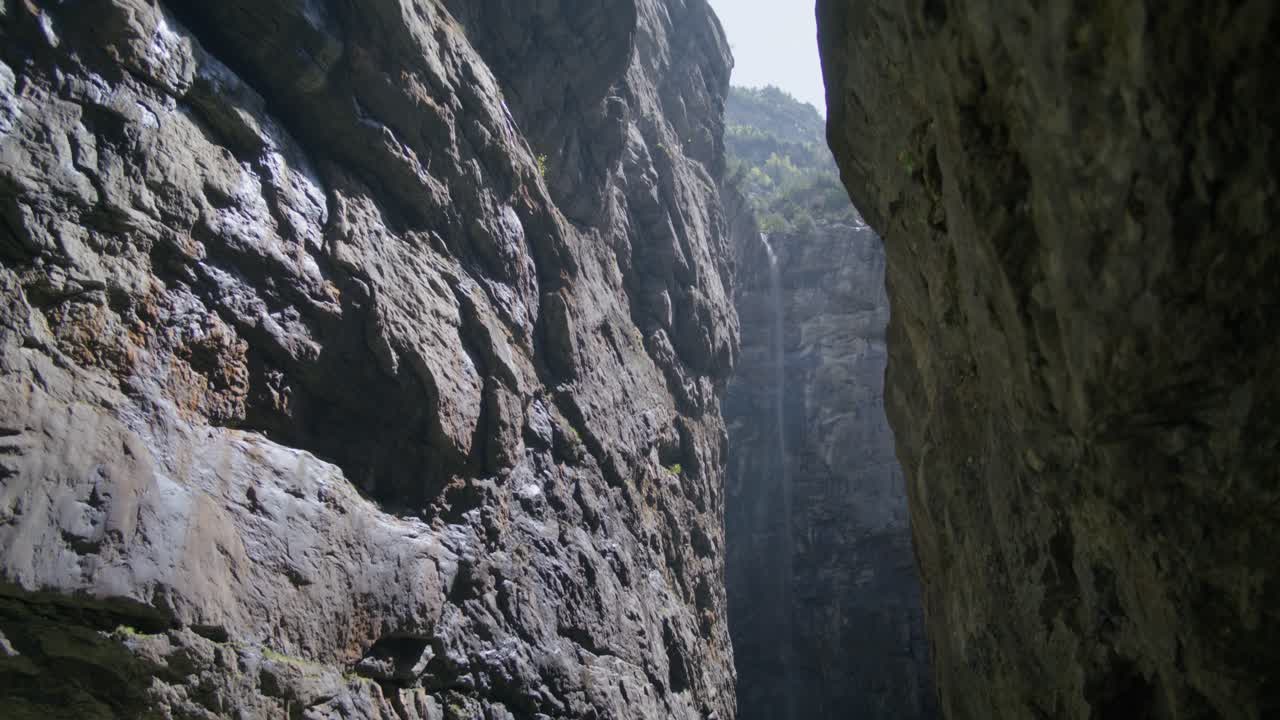 빙하 협곡에 있는 스위스 그린델발드 동굴 (grindelwald cave in glacier canyon, europe, 4k)