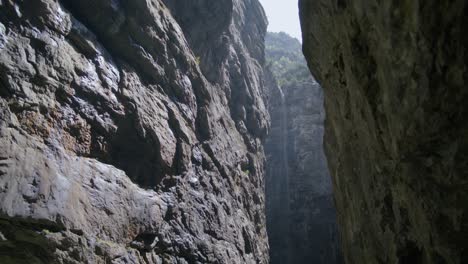 movimiento lento de la parte inferior a la parte superior de la cueva pintoresca | cueva de grindelwald suiza en el cañón del glaciar, europa, 4k