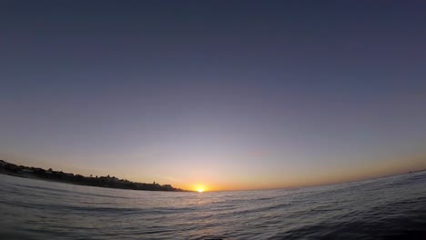 Silueta-De-Una-Hermosa-Puesta-De-Sol-Dramática-Sobre-Un-Mar-Desde-Una-Alta-Montaña-En-Portugal