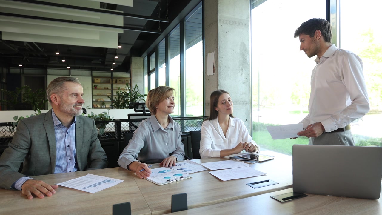Professionisti aziendali che tengono una riunione e una discussione in un ufficio moderno