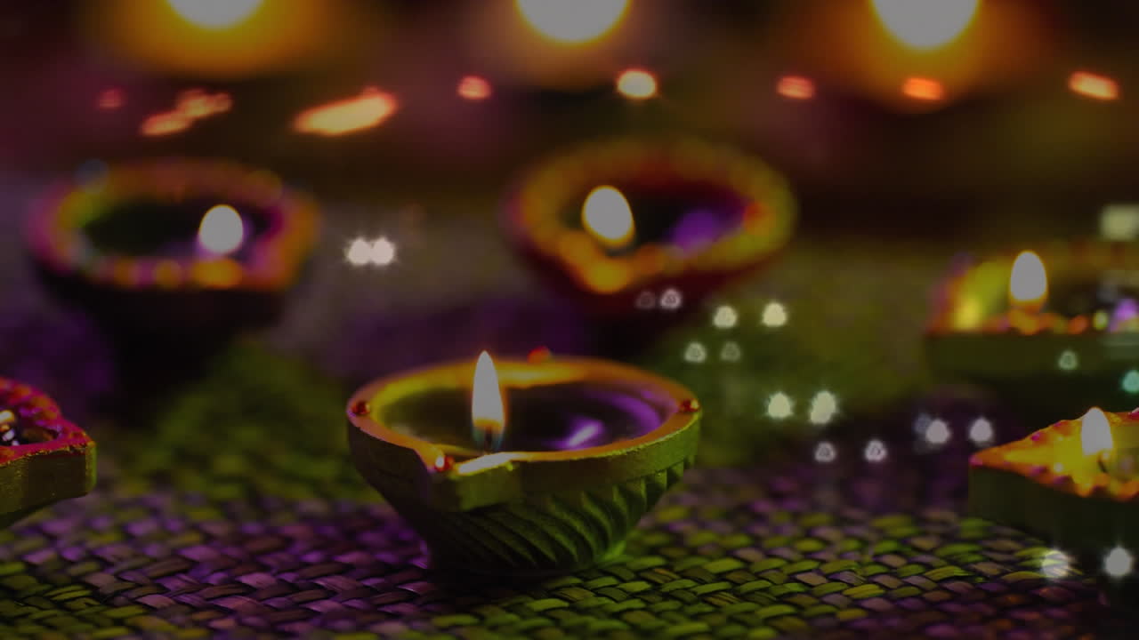 Animazione di auto su candele a Natale.