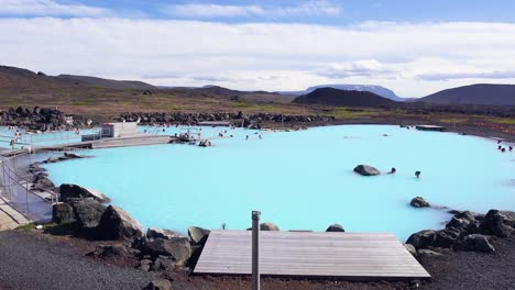 toma de establecimiento de un spa público de baños termales en islandia cerca de myvatn solo para uso editorial