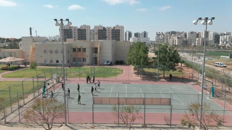 Patio-De-Juegos-De-Baloncesto-En-La-Escuela-Secundaria,-Filmado-Desde-Arriba-Con-Un-Dron,-En-La-Ciudad-Del-Distrito-Sur-De-Israel-Nombrado-Por-Netivot