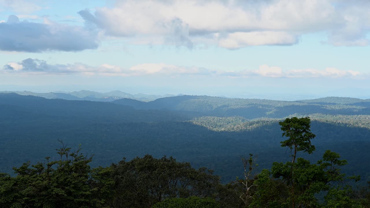 태국 나콘 라차시마 지방 의 카오 야이 국립 공원 풍경 의 산, 구름, 나무 들 의 위 에서의 전망