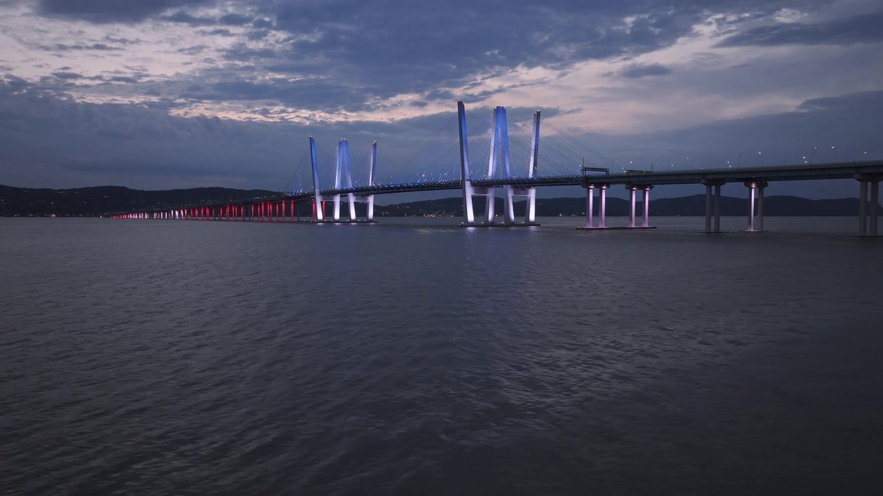 Il ponte Tappan Zee che attraversa il fiume Hudson di notte. Scattato in una giornata nuvolosa durante l'estate.